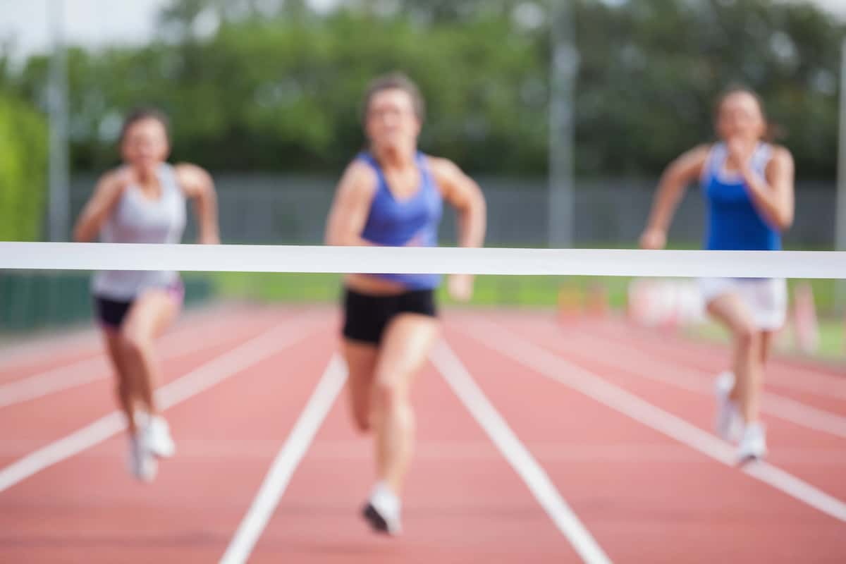 corredoras llegando a linea de meta
