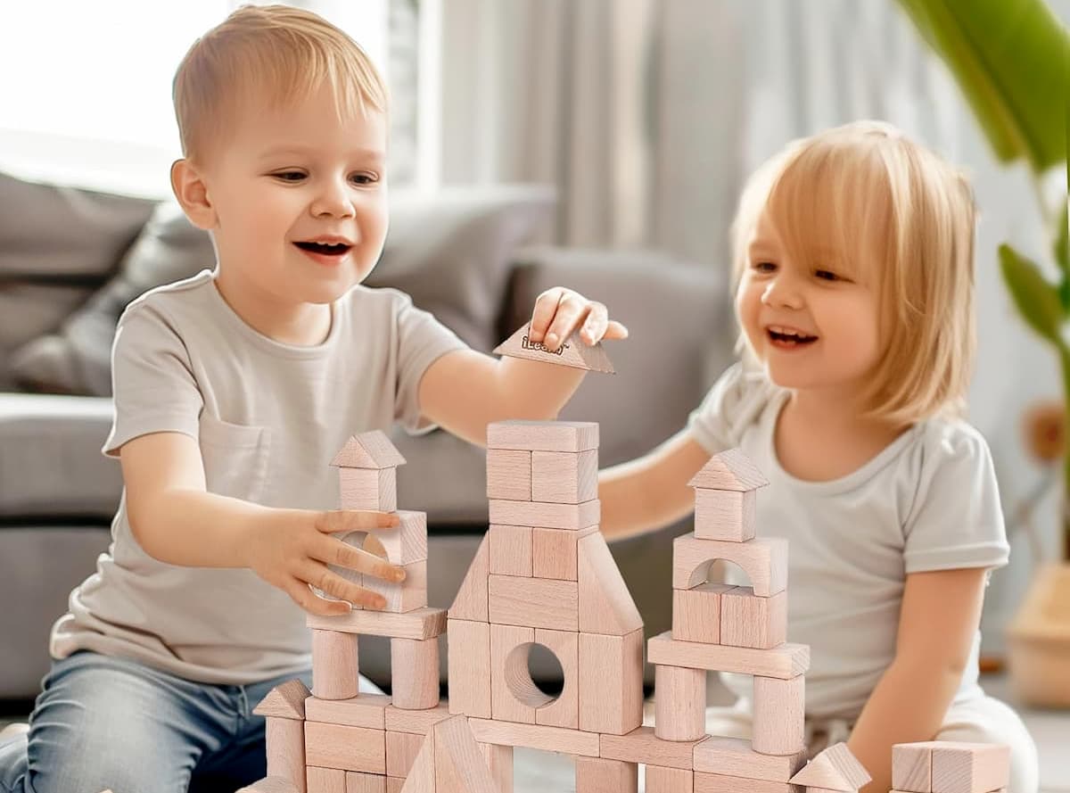 ninos jugando con bloques